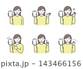 スマートフォンの画面を見せている女性 セット 143466156