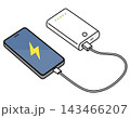 モバイルバッテリーで充電中のスマートフォン 143466207