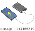 モバイルバッテリーで充電中のスマートフォン 143466210