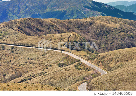 伊豆半島の達磨山より望む 笹原を通る伊豆山稜線歩道と西伊豆スカイライン 伊豆半島の達磨山より望む 笹原を通る伊豆山稜線歩道と西伊豆スカイライン 143466509