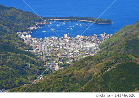 伊豆半島の伊豆山稜線歩道 小達磨山より望む駿河湾の戸田漁港 伊豆半島の伊豆山稜線歩道 小達磨山より望む駿河湾の戸田漁港 143466620