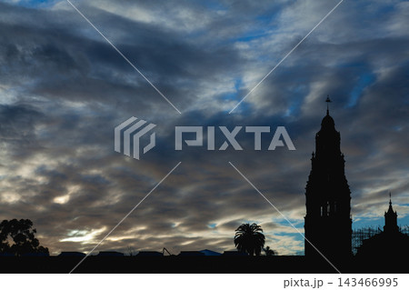 バルボアパークの塔のシルエットと夕暮れの曇り空、サンディエゴ バルボアパークの塔のシルエットと夕暮れの曇り空、サンディエゴ 143466995