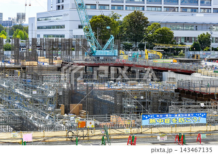 建設現場 大型クレーン車 建設現場 大型クレーン車 143467135