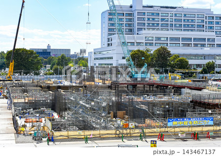 建設現場 大型クレーン車 建設現場 大型クレーン車 143467137