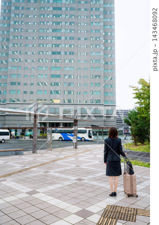 歩く女性の後ろ姿 歩く女性の後ろ姿 143468092