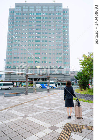 歩く女性の後ろ姿 歩く女性の後ろ姿 143468093