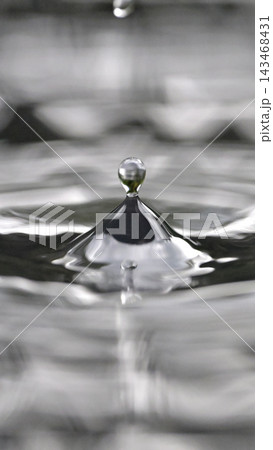 水面に落ちる水滴が生み出す波紋と水の造形 水面に落ちる水滴が生み出す波紋と水の造形 143468431