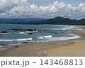 潮が引いた遠浅の海岸と遠くに見える山々 143468813