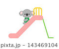 すべり台を滑るかわいいコアラ 143469104