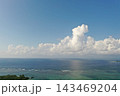 石垣島の海と水平線に浮かぶ入道雲 石垣島の海と水平線に浮かぶ入道雲 143469204