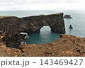 Volcanic rock arch at Dyrholaey peninsula over the ocean, Iceland 143469427