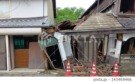 地震により倒壊した住宅と立ち入り防止のカラーコーン(令和8年熊本地震/被災現場・防災) 地震により倒壊した住宅と立ち入り防止のカラーコーン(令和8年熊本地震/被災現場・防災) 143469466