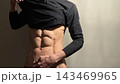 ⁠シックスパックと綺麗な肉体美の日本人男性 上半身⁠ 143469965