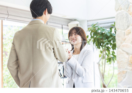 両手を添えて笑顔で感謝を伝える女性 143470655