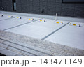 賃貸住宅の敷地内駐車場と車止めブロック 143471149