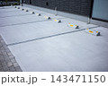 賃貸住宅の敷地内駐車場と車止めブロック 143471150