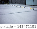 賃貸住宅の敷地内駐車場と車止めブロック 143471151
