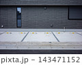 賃貸住宅の敷地内駐車場と車止めブロック 143471152