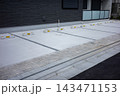 賃貸住宅の敷地内駐車場と車止めブロック 143471153