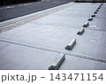 賃貸住宅の敷地内駐車場と車止めブロック 143471154