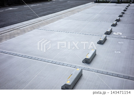 賃貸住宅の敷地内駐車場と車止めブロック 143471154