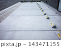 賃貸住宅の敷地内駐車場と車止めブロック 143471155