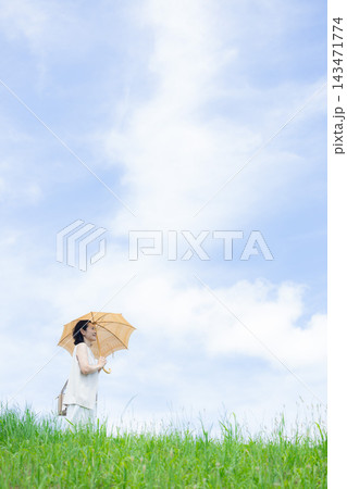 日傘で歩く女性 日傘で歩く女性 143471774