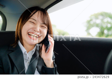 車の中で電話をするビジネスウーマン 車の中で電話をするビジネスウーマン 143472629