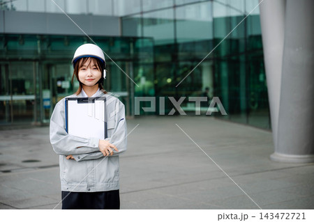 作業服を着た女性 作業服を着た女性 143472721
