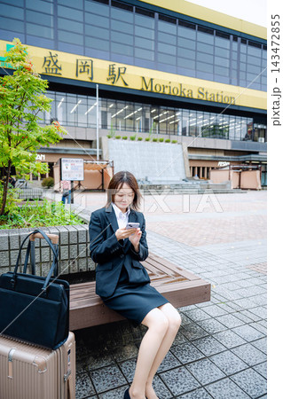 駅の椅子に座るビジネスウーマン 143472855