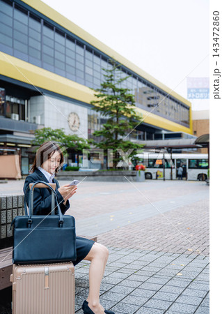 駅の椅子に座るビジネスウーマン 143472860