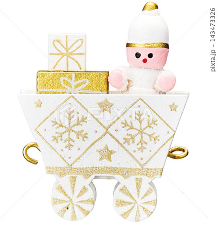 白背景に置かれた白とゴールドの木製クリスマストレイン貨車　プレゼントと天使の人形 143473326