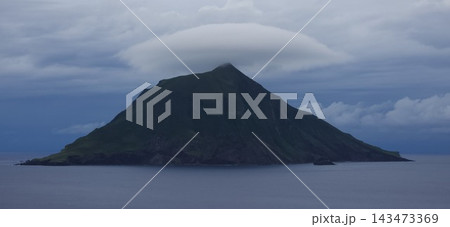 台風前の八丈小島 143473369