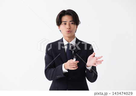 スーツを着用したネット配信者のイメージ 143474029
