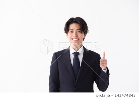 GOODポーズをした男性のイメージ 143474845