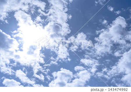 5月の薄曇りに広がる春の青空と白い雲 5月の薄曇りに広がる春の青空と白い雲 143474992