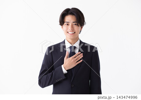 おまかせポーズをする男性のイメージ 143474996