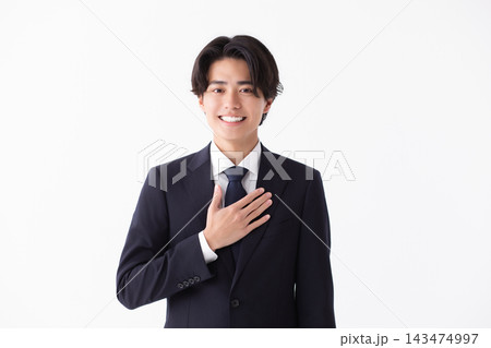 おまかせポーズをする男性のイメージ 143474997