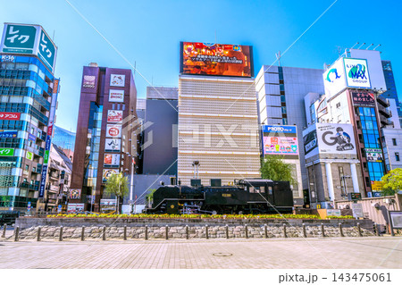 日本の東京都市景観10月8日…寒暖差注意…新橋駅前の新橋SL広場や飲み屋街などを望む 143475061