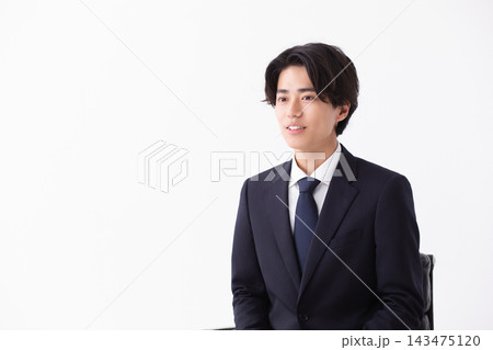 スーツ姿で面接のイメージ スーツ姿で面接のイメージ 143475120