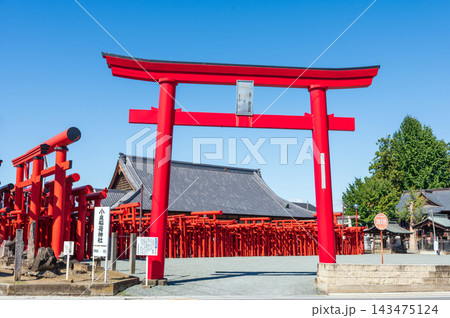 群馬県伊勢崎市の小泉稲荷神社に並ぶ朱色の鳥居 群馬県伊勢崎市の小泉稲荷神社に並ぶ朱色の鳥居 143475124