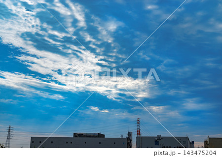 建物の上に広がる美しい模様の筋雲と青空 建物の上に広がる美しい模様の筋雲と青空 143475204