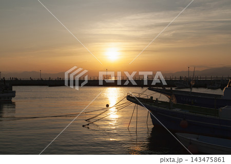 湘南片瀬漁港から見た夕陽 143475861