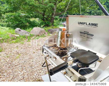 キャンプ場での朝食作り 143475909