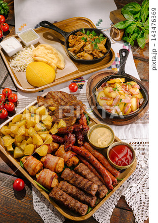 Traditional romanian feast with grilled meat and polenta dishes 143476369