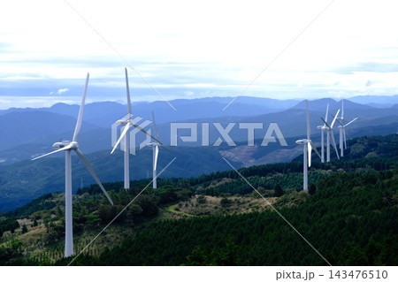 青空の高原に並ぶ風力発電の風車 青空の高原に並ぶ風力発電の風車 143476510