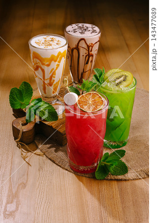 Refreshing summer drinks assortment on wooden table 143477089