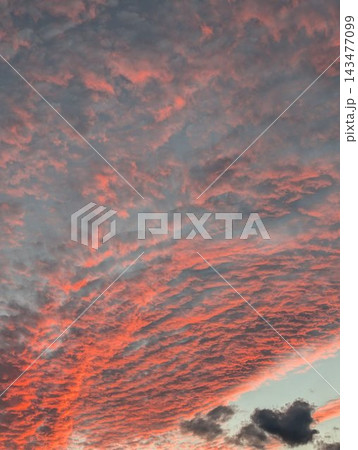 夕焼けに染まる雲 夕焼けに染まる雲 143477099
