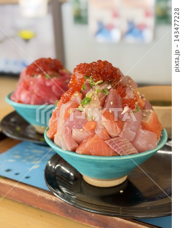 山盛りの海鮮丼 山盛りの海鮮丼 143477228