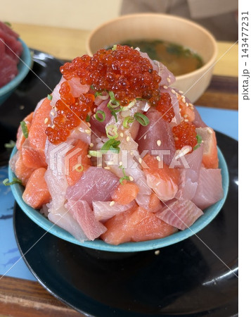 山盛りの海鮮丼 143477231